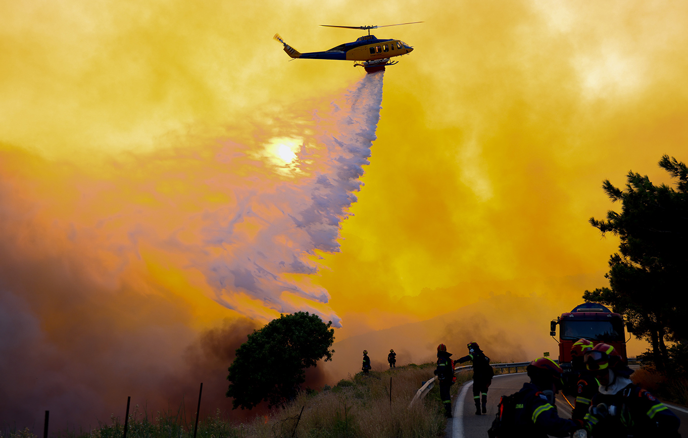 Μαίνεται η καταστροφική φωτιά στη Χίο: Νέο 112 για Ρεστά και Αγ. Παρασκευή Καρυών – 19 οικισμοί έχουν εκκενωθεί