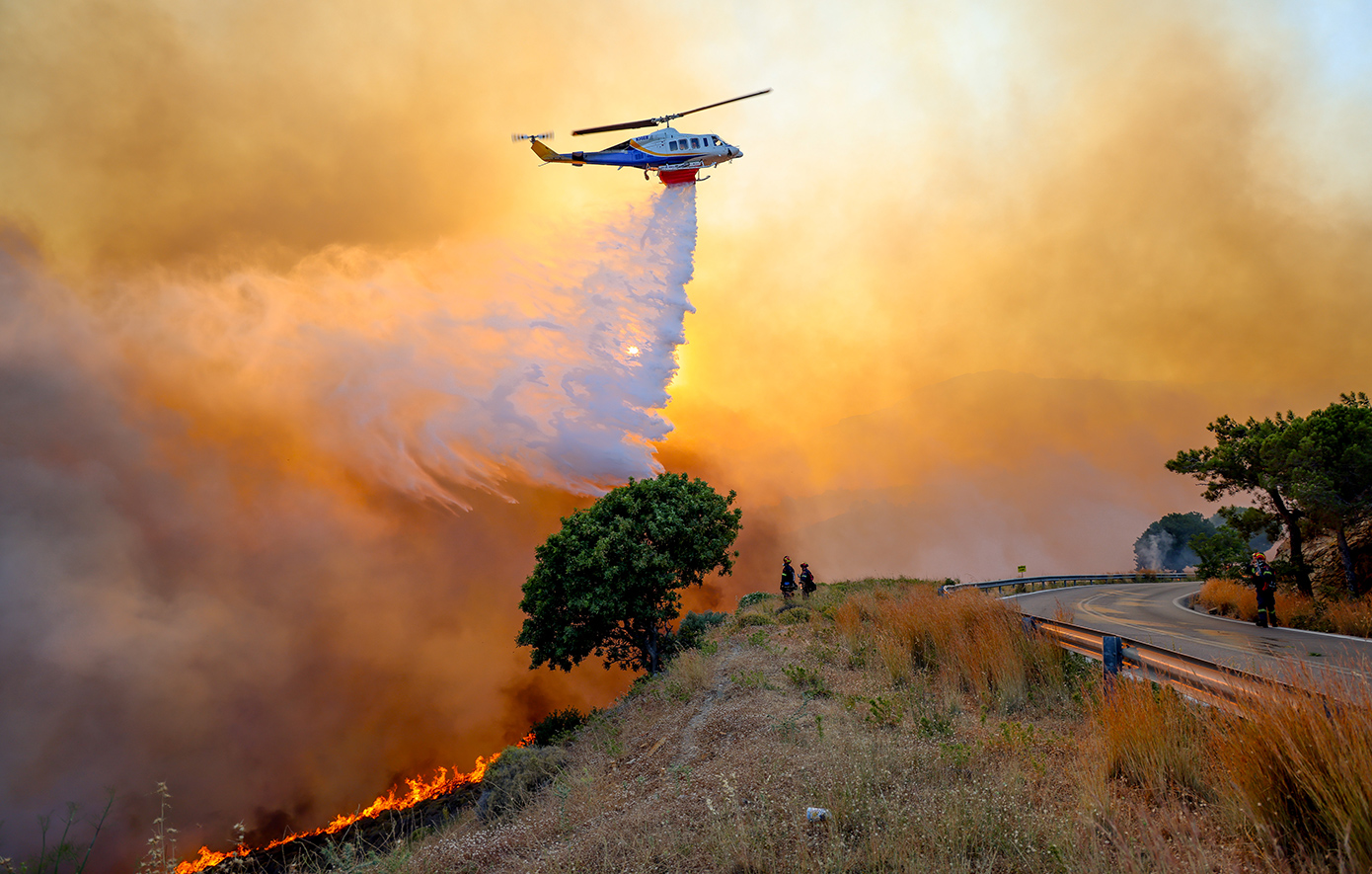 Πύρινη «κόλαση» στη Χίο για ακόμη μία νύχτα – Μαίνονται τα ενεργά μέτωπα και οι άνεμοι