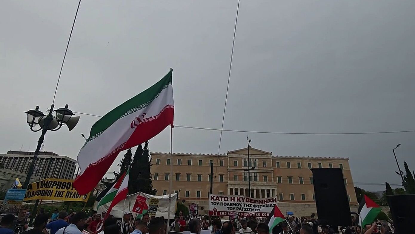 Σημαίες του Ιράν και συνθήματα κατά του Ισραήλ σε διαμαρτυρία στο Σύνταγμα για τη μαύρη επέτειο του ναυαγίου της Πύλου