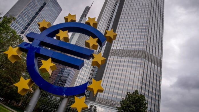 Bloomberg: Για μια τελευταία «δραματική» μείωση των επιτοκίων προετοιμάζεται η ΕΚΤ εν μέσω έντονων διαφωνιών για τον πληθωρισμό