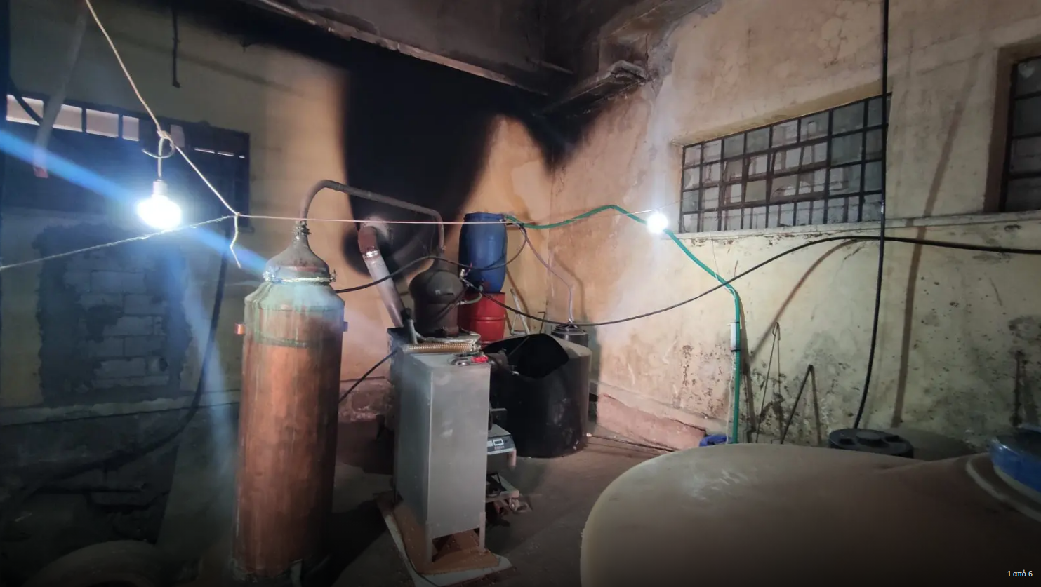 Αποκαλύφθηκε κρυφό αποστακτήριο στην Κρήτη – Κατασχέθηκαν πιστόλι, βόμβα και σαμουράι σπαθί