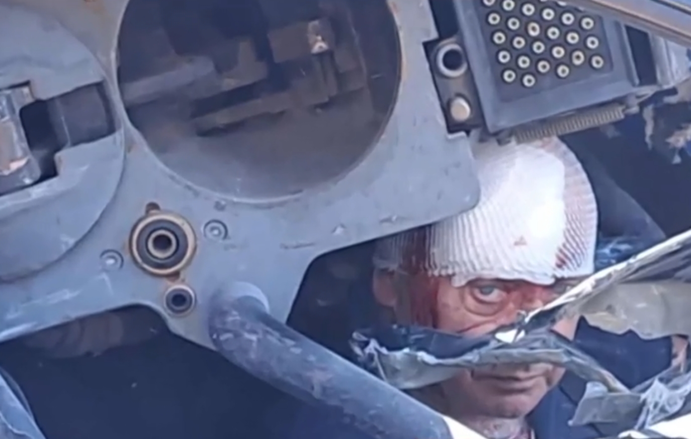 «Θα ανάψω κερί που σώθηκα»: Τι αναφέρει ο οδηγός του οχήματος που συγκρούστηκε με τρένο στην Πάτρα