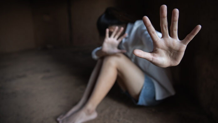 Ομαδικός βιασμός 14χρονης στον Πειραιά: «Κάποιοι την ακινητοποιούσαν και οι άλλοι την κακοποιούσαν» – Συγκλονίζουν οι αποκαλύψεις