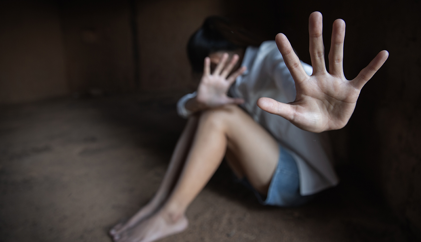 Δύο ανήλικοι και ένας ενήλικας Ρομά βίασαν ομαδικά 14χρονη στον Πειραιά – Εντοπίστηκε και ο τέταρτος δράστης