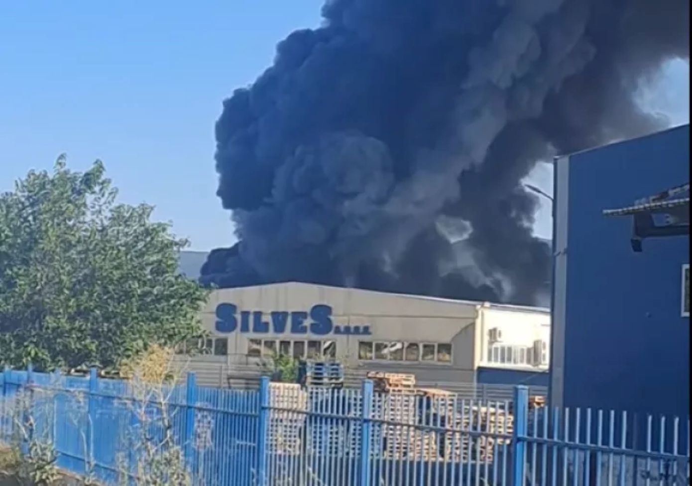 Πυρκαγιά σε μονάδα πλαστικών στη Ριτσώνα