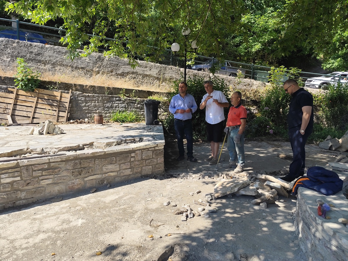 Ο Δήμαρχος Μετεώρων Λ. Αβραμόπουλος επισκέπτεται την Καστανιά – Ενημέρωση για την αναμόρφωση της Πλατείας