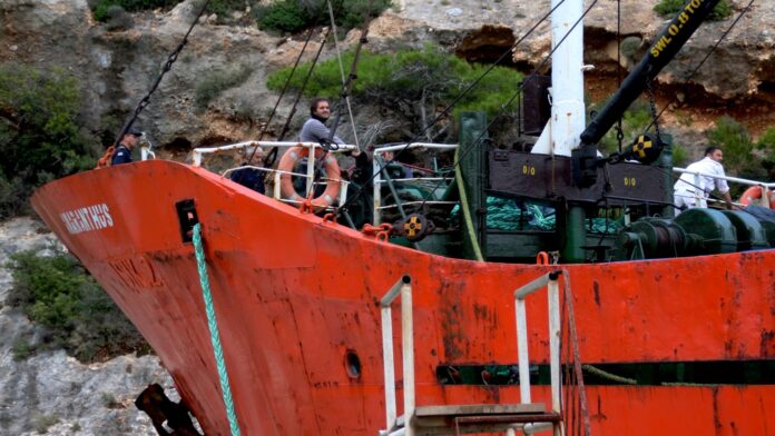 Διάσωση φορτηγού πλοίου μετά από προσάραξη στη Σητεία – Πλήρωμα το εγκατέλειψε
