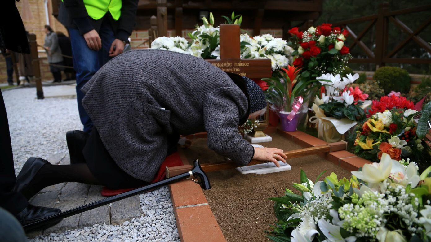 Πλήθος πιστών επισκέφθηκε τον τάφο του Άγιου Παΐσιου στη γιορτή του