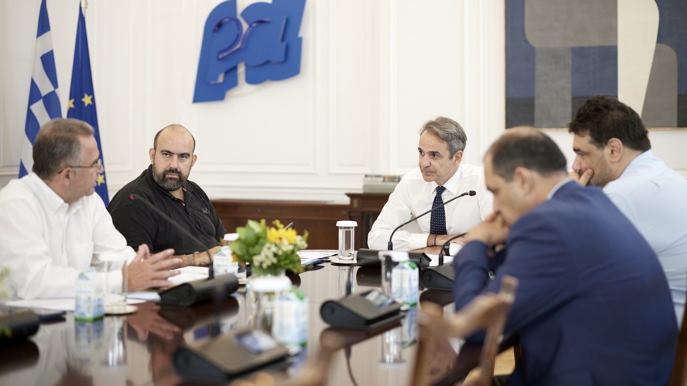 Σύσκεψη Μητσοτάκη με τον δήμαρχο Κυθήρων για ενίσχυση του νησιού μετά την πυρκαγιά