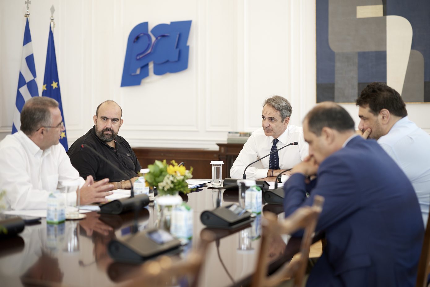 Σύσκεψη Μητσοτάκη με τον δήμαρχο Κυθήρων για ενίσχυση του νησιού μετά την πυρκαγιά