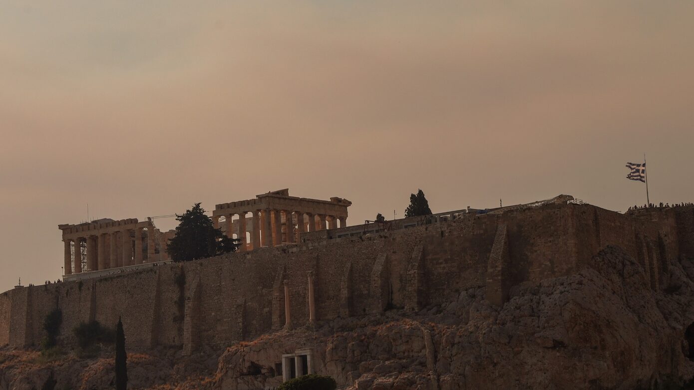 Ο καπνός από τη πυρκαγιά στη Δροσοπηγή καλύπτει την Αθήνα – Δείτε εικόνες