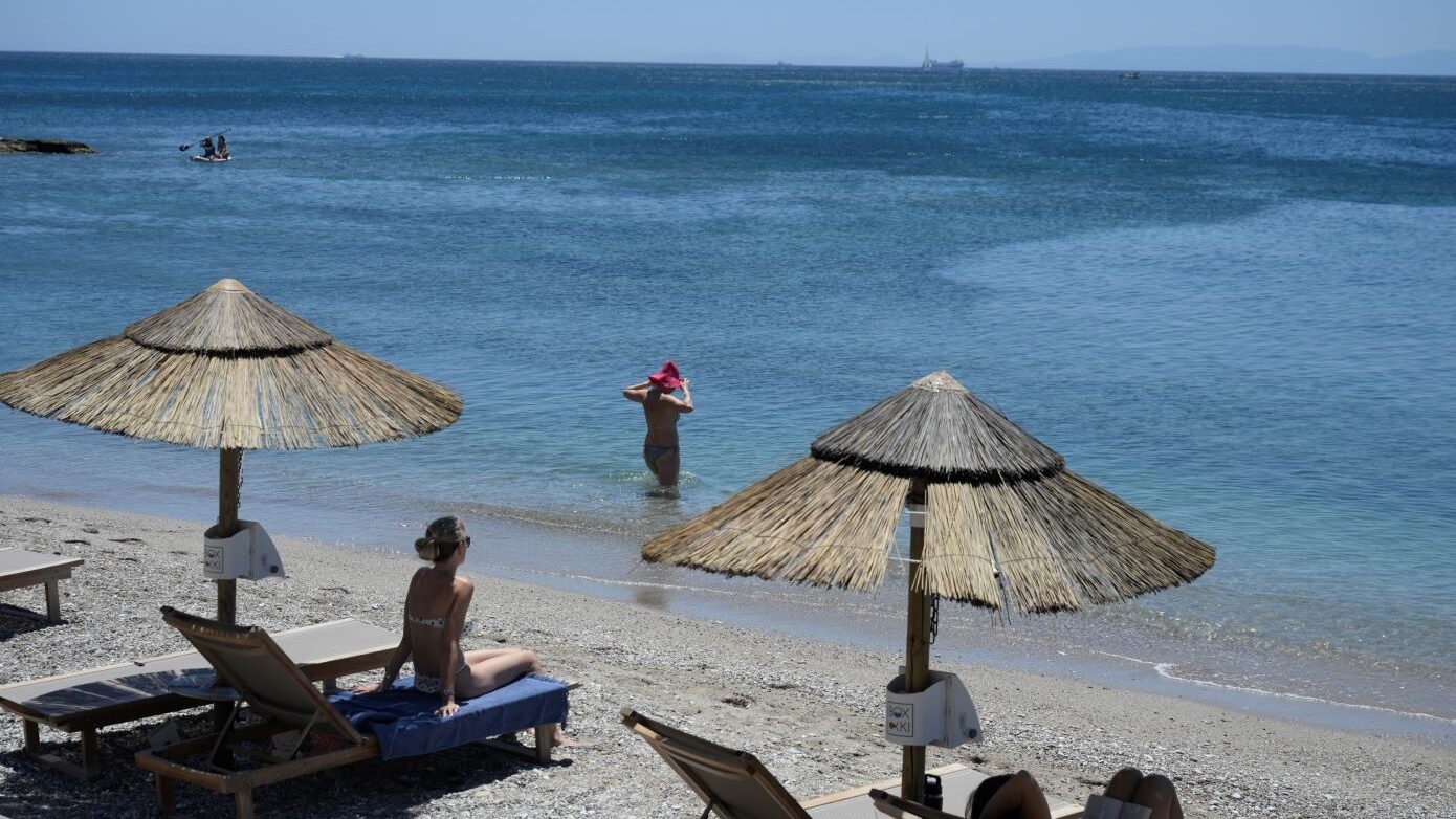Καιρός: Επανέρχονται οι 35 βαθμοί και οι άνεμοι το Σαββατοκύριακο