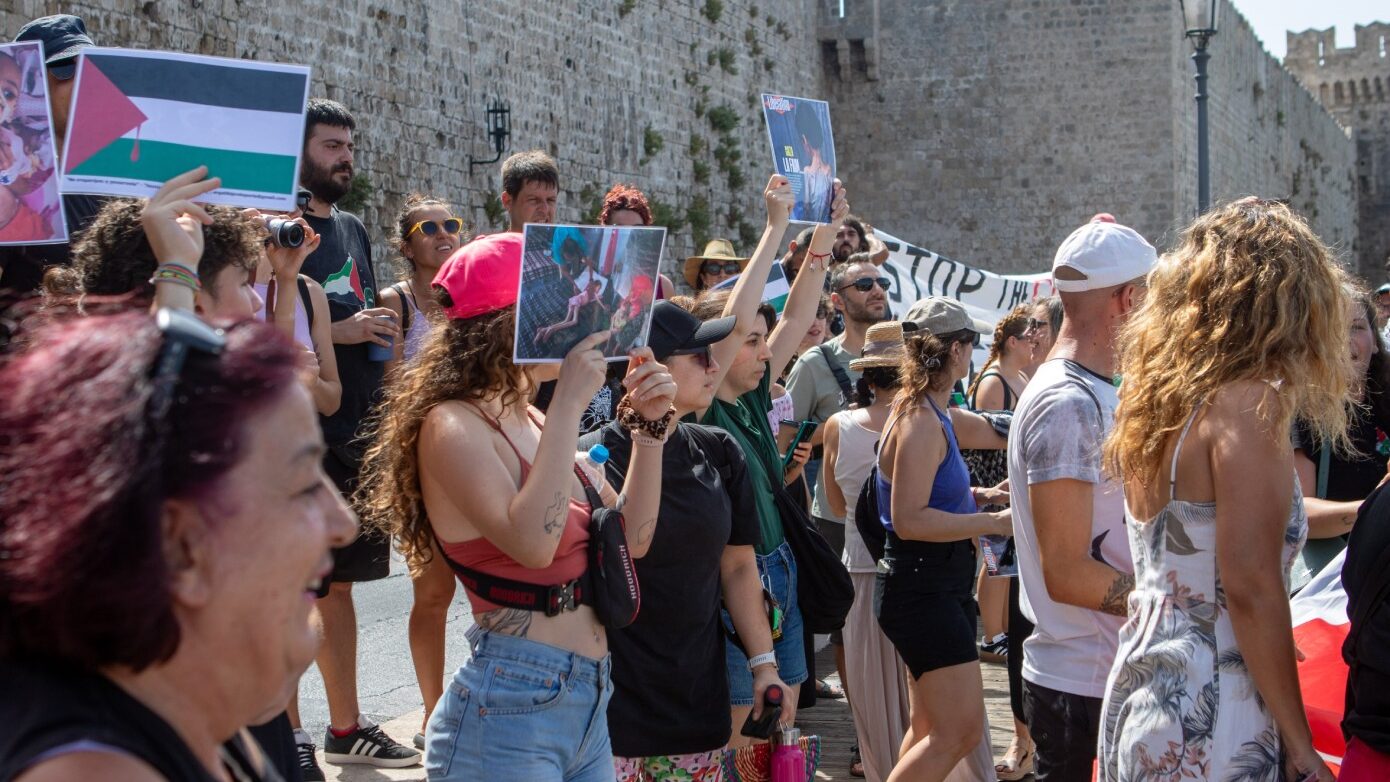 Σύγκρουση στο λιμάνι της Ρόδου κατά την άφιξη 650 Ισραηλινών τουριστών – Αντιπαραθέσεις και επεισόδια με διαδηλωτές