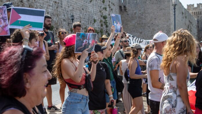 Σύγκρουση στο λιμάνι της Ρόδου κατά την άφιξη 650 Ισραηλινών τουριστών – Αντιπαραθέσεις και επεισόδια με διαδηλωτές