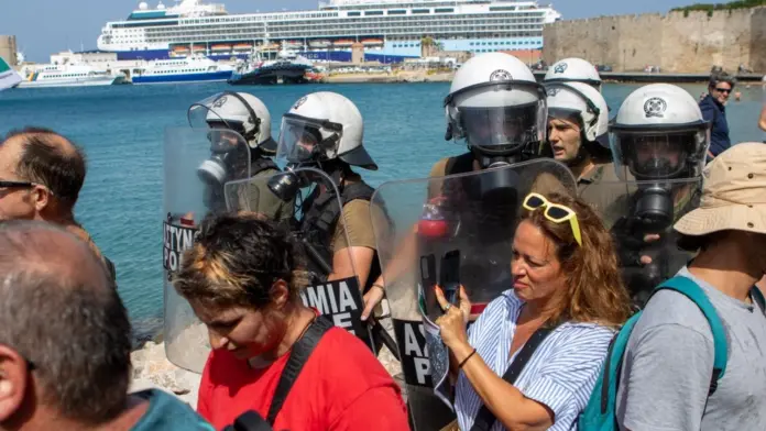 ΕΛ.ΑΣ. για τα επεισόδια στη Ρόδο: Αιτιολογημένη η βία – Οι αιτίες των συλλήψεων και η αντίδραση των συλληφθέντων
