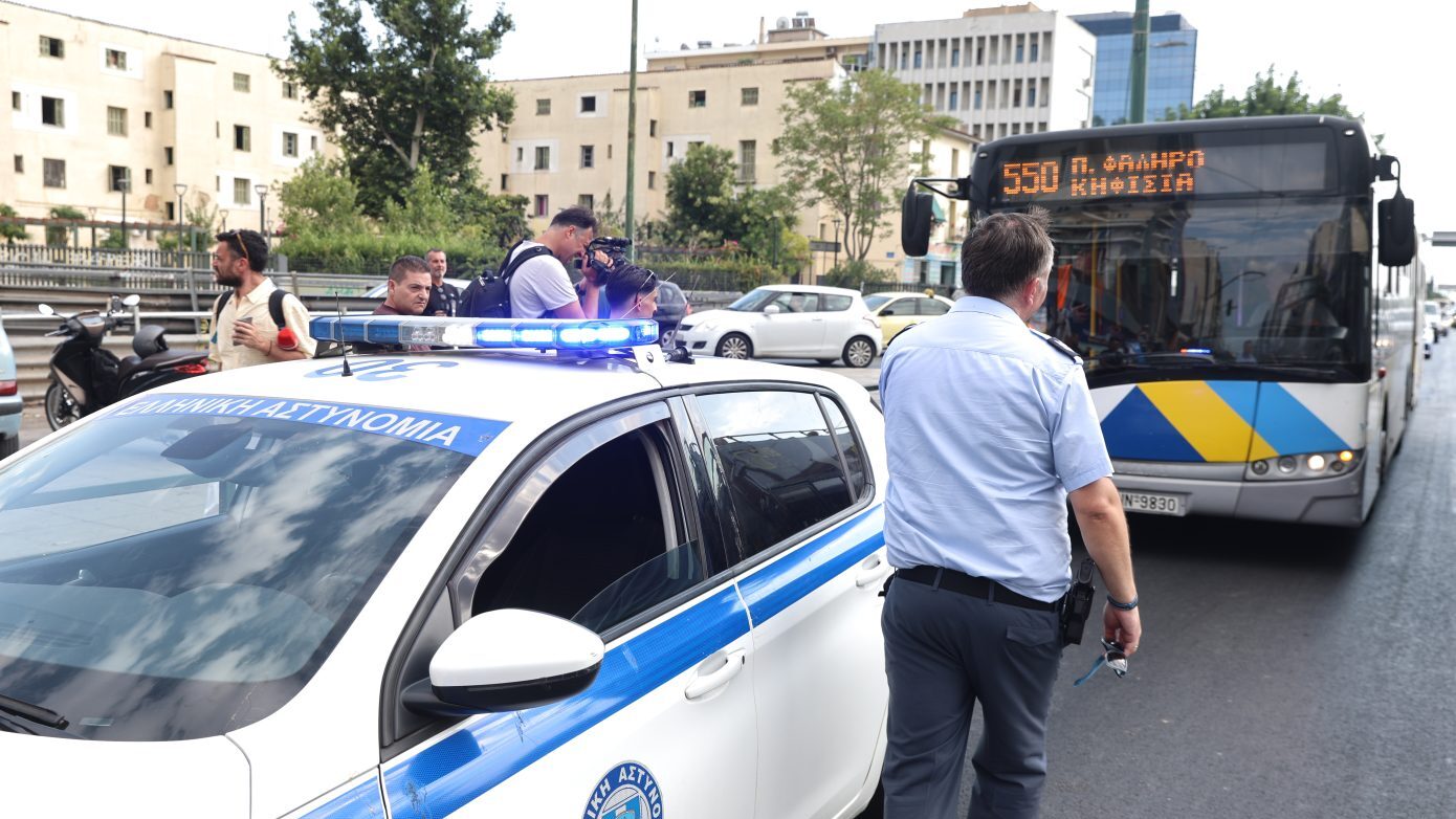 Πώς συνέβη το ατύχημα στη λεωφόρο Συγγρού: Το ΙΧ προσπάθησε να προσπεράσει το λεωφορείο – Επιβάτες τραυματίστηκαν από το απότομο φρενάρισμα