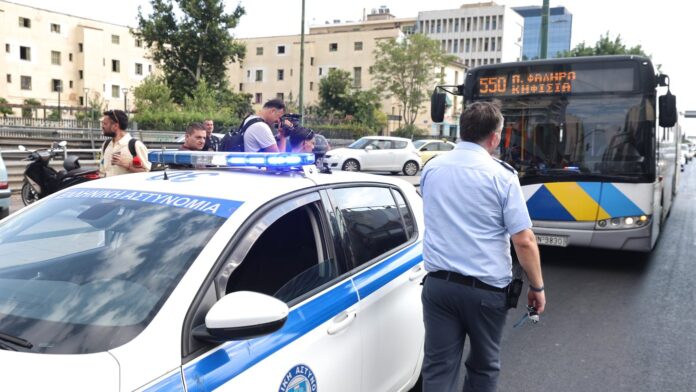 Πώς συνέβη το ατύχημα στη λεωφόρο Συγγρού: Το ΙΧ προσπάθησε να προσπεράσει το λεωφορείο – Επιβάτες τραυματίστηκαν από το απότομο φρενάρισμα