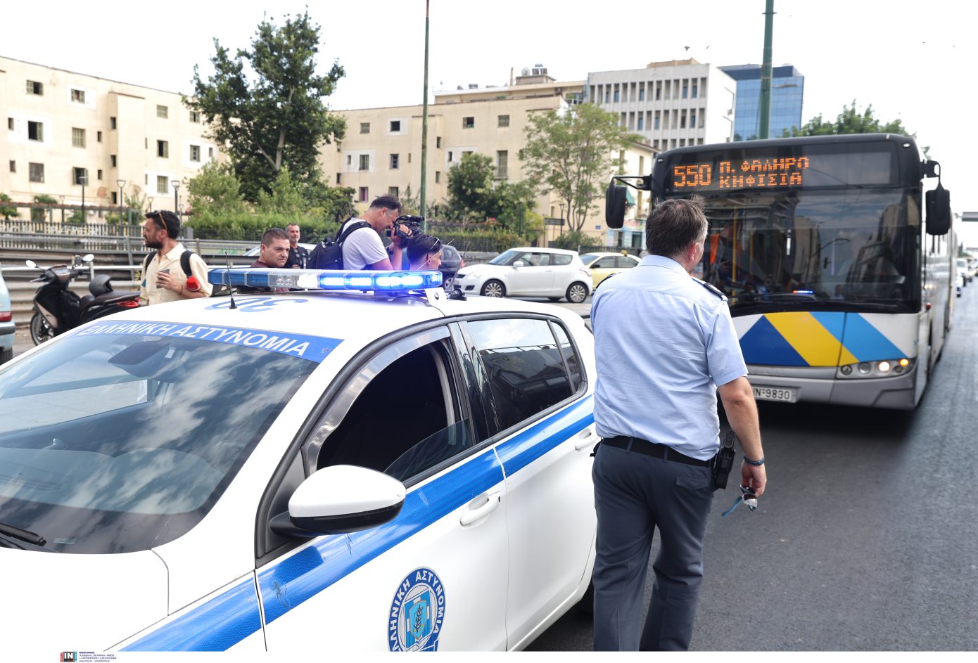 Πώς συνέβη το ατύχημα στη λεωφόρο Συγγρού: Το ΙΧ προσπάθησε να προσπεράσει το λεωφορείο – Επιβάτες τραυματίστηκαν από το απότομο φρενάρισμα