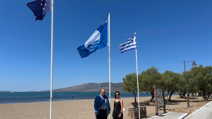 17 γαλάζιες σημαίες λάμπουν στις βραβευμένες ακτές του Δήμου Δυτικής Λέσβου