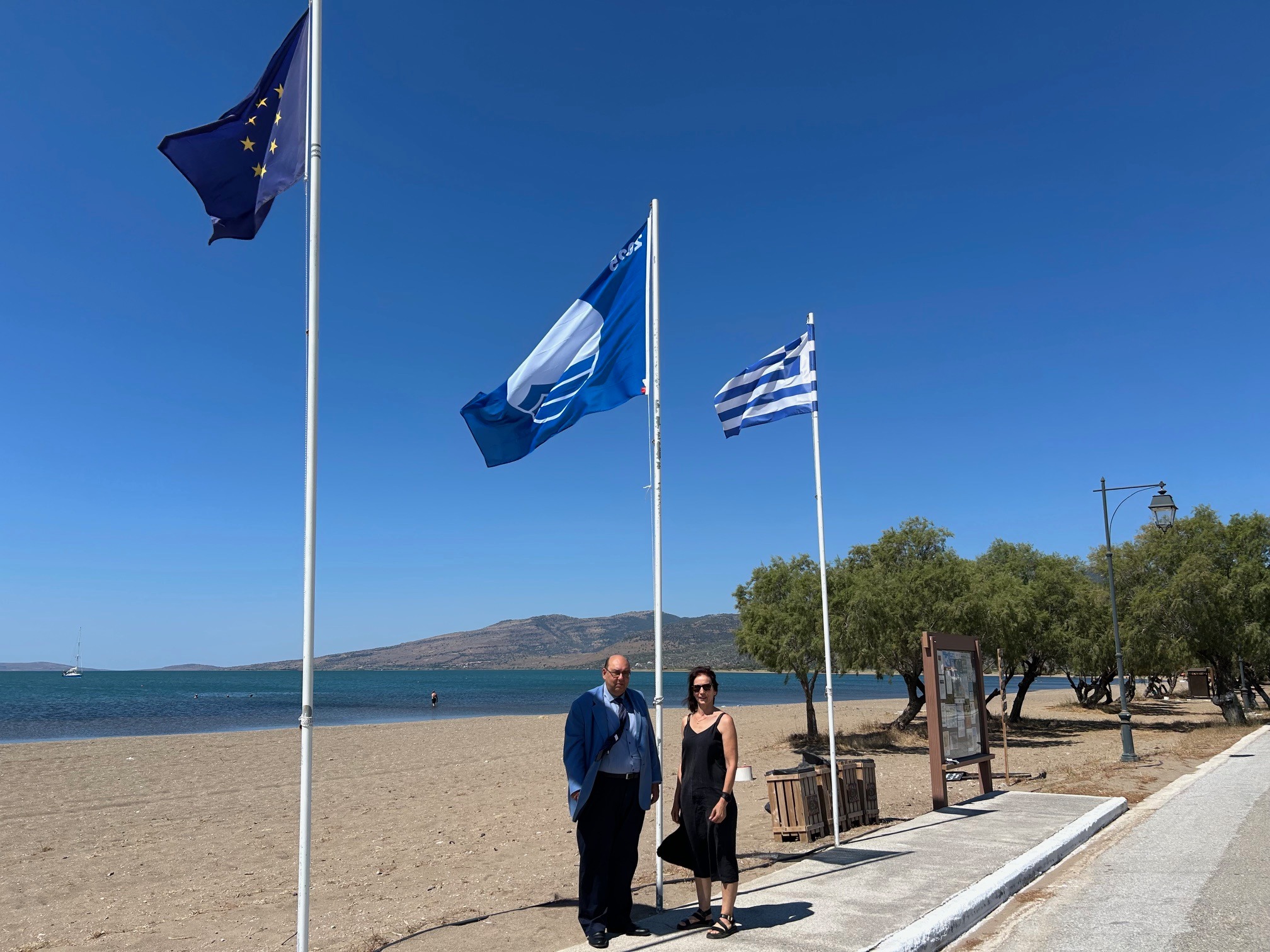17 γαλάζιες σημαίες λάμπουν στις βραβευμένες ακτές του Δήμου Δυτικής Λέσβου