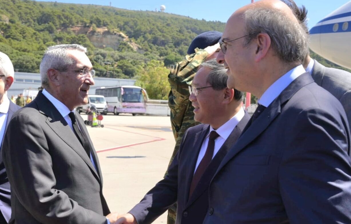 Στη Ρόδο έφτασε ο Πρωθυπουργός της Κίνας, Λι Τσιάνγκ – Τον υποδέχθηκαν Χατζηδάκης – Χατζημάρκος και Κολιάδης