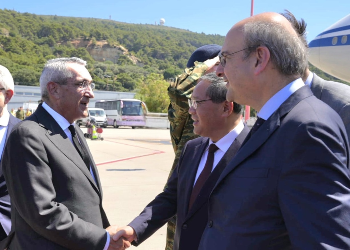 Στη Ρόδο έφτασε ο Πρωθυπουργός της Κίνας, Λι Τσιάνγκ – Τον υποδέχθηκαν Χατζηδάκης – Χατζημάρκος και Κολιάδης