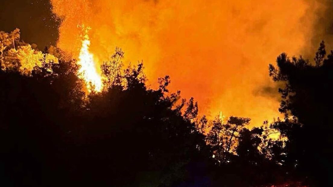 Μεγάλη φωτιά στη Θάσο – Διακοπές ρεύματος σε τμήματα του νησιού