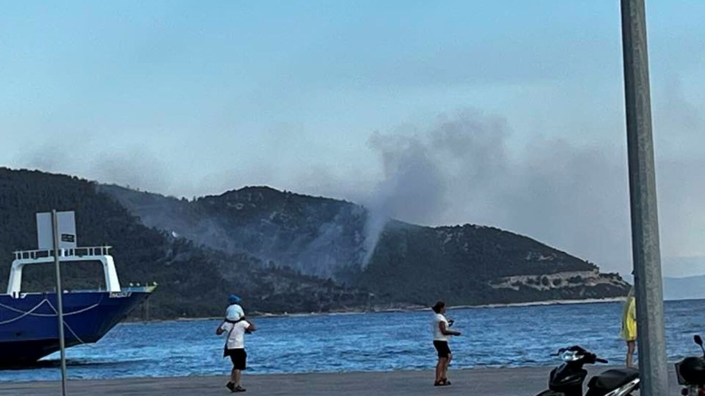 Η φωτιά στη Θάσο υποχωρεί – Ολονύχτια πάλη με τις φλόγες