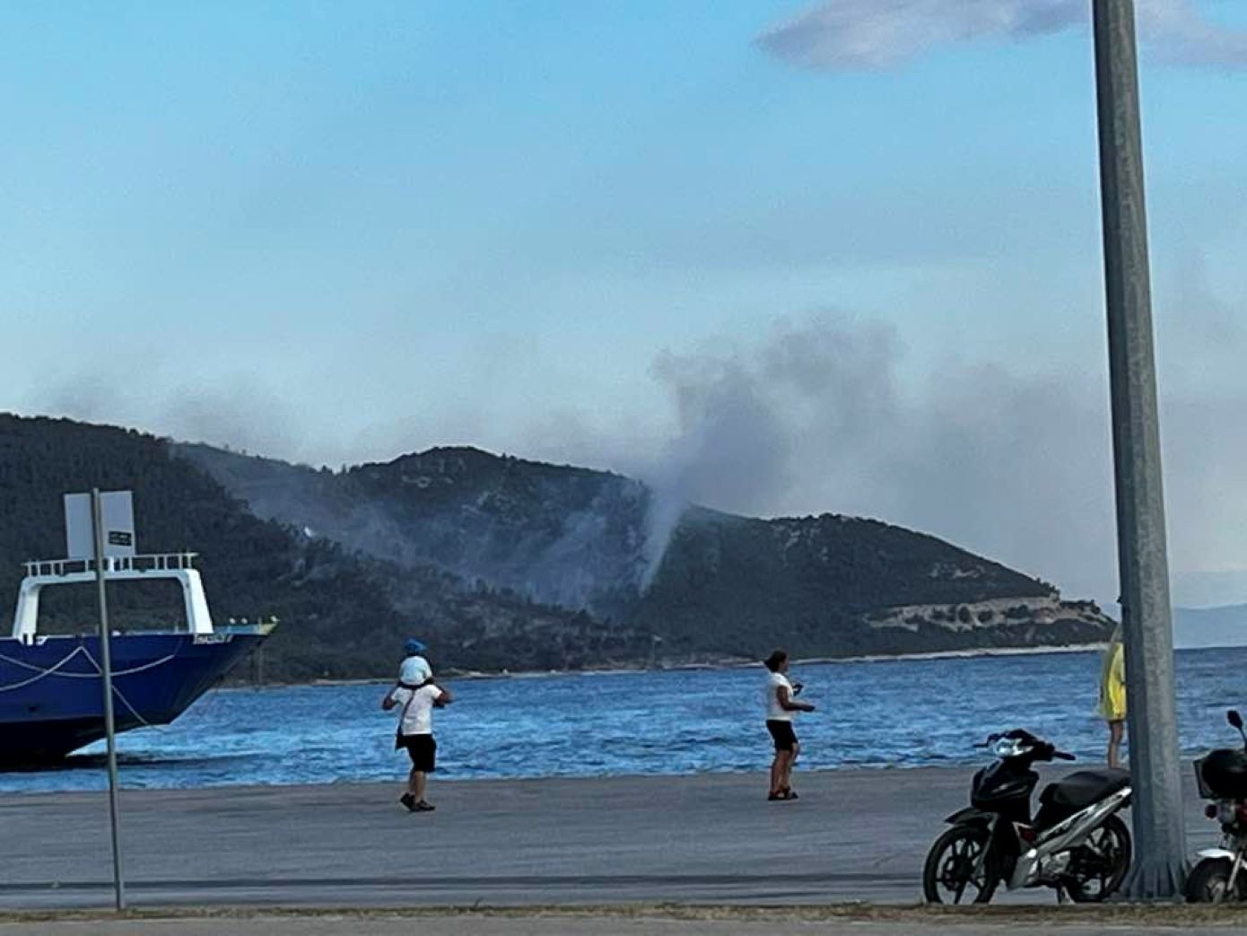 Η φωτιά στη Θάσο υποχωρεί – Ολονύχτια πάλη με τις φλόγες