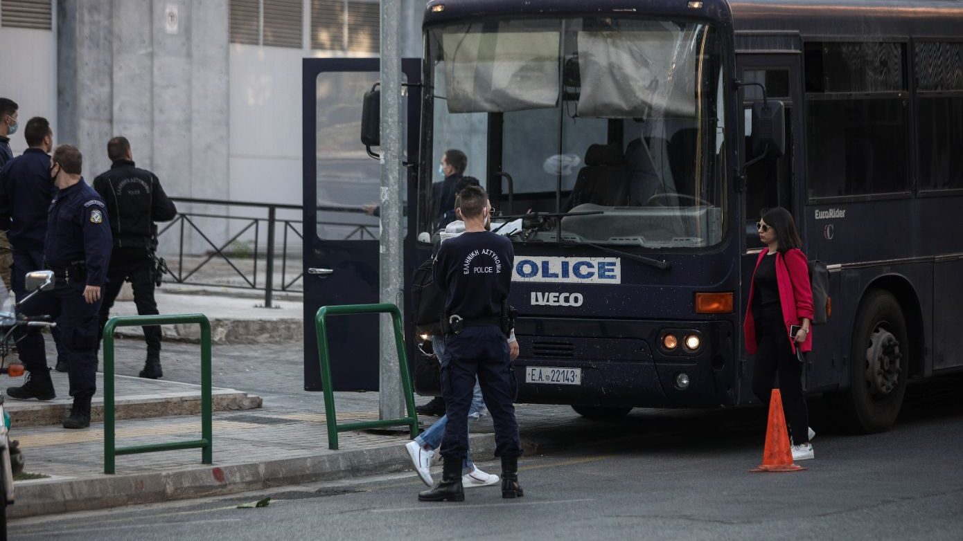 Ρομά επιτέθηκαν σε δικαστή έξω από τα δικαστήρια του Πειραιά