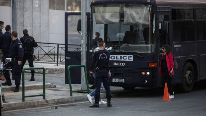 Ρομά επιτέθηκαν σε δικαστή έξω από τα δικαστήρια του Πειραιά