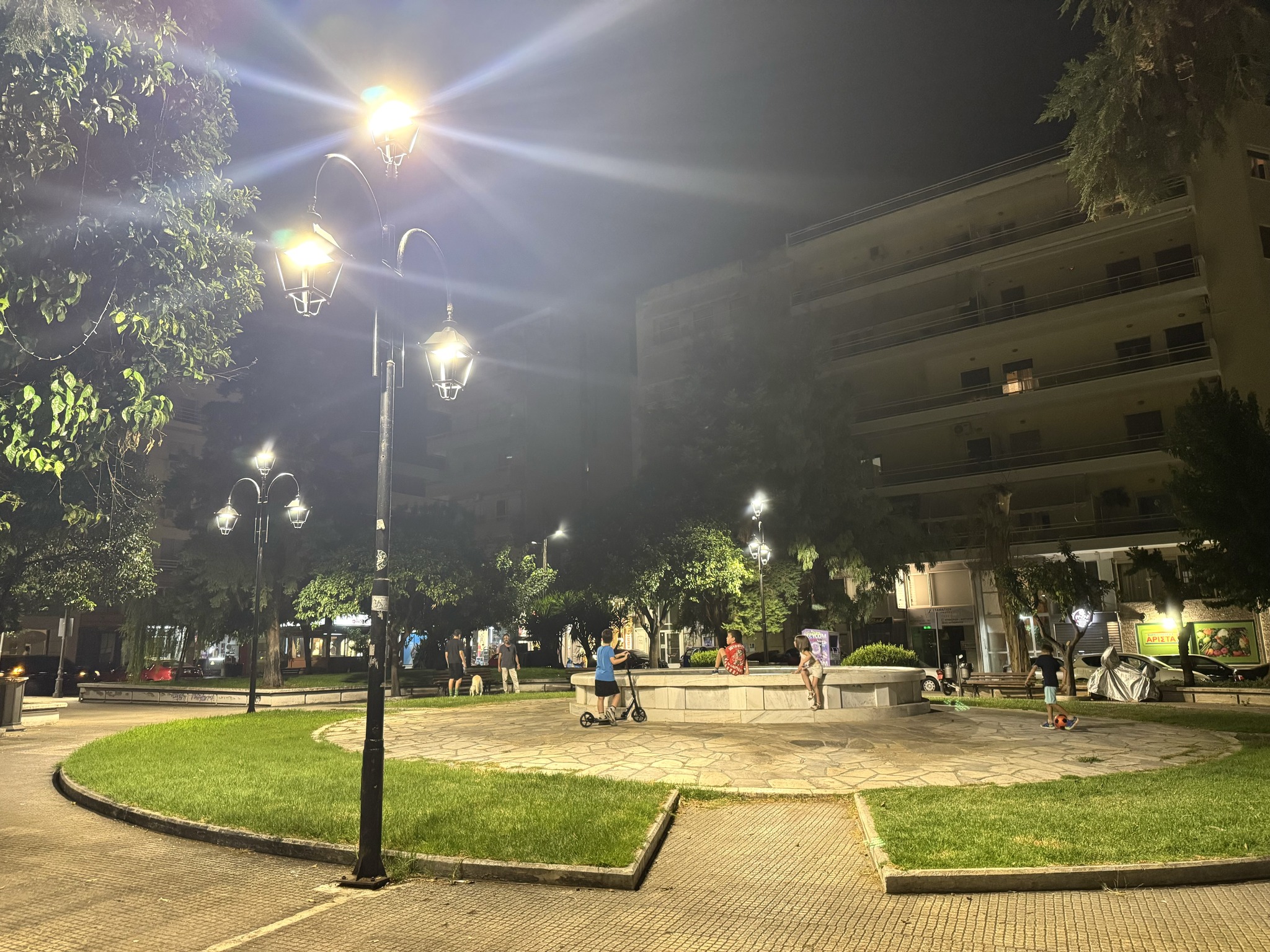 Δ. Χαλκιδέων: Ανανεωμένος φωτισμός στις πλατείες Αγ. Νικολάου και Αγ. Βαρβάρας