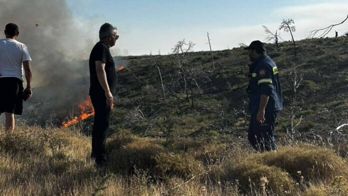 Δ. Ωρωπού: Εξαλείφονται οι τελευταίες φλόγες πυρκαγιάς στη Δροσοπηγή