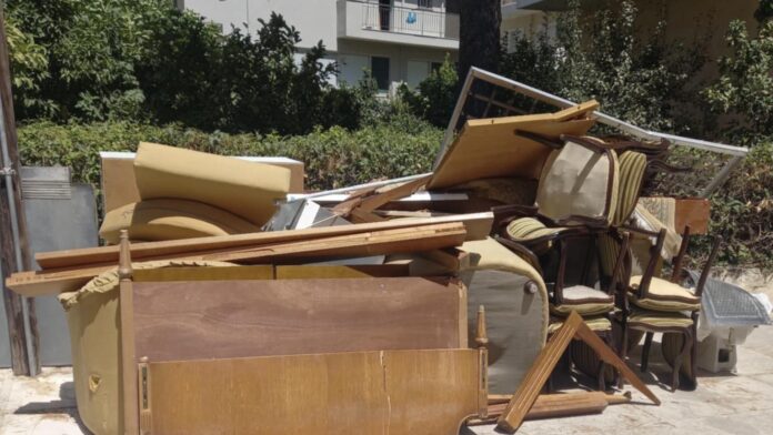 Αντιδήμαρχος Κ. Γκούμα: Αυτή η κατάσταση δεν ταιριάζει στην πόλη μας (Χολαργός) – Εγκατέλειψαν ογκώδη στο πεζοδρόμιο