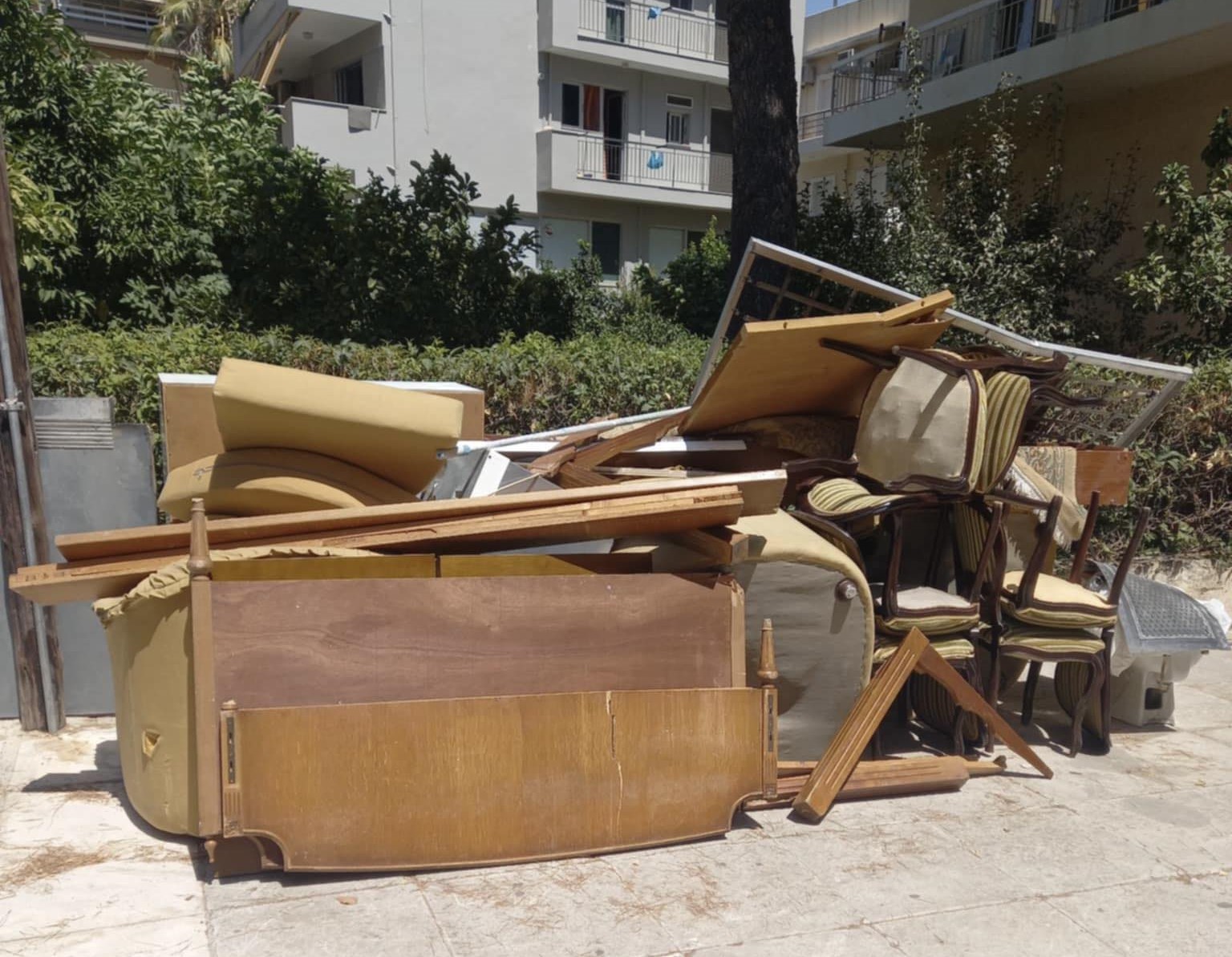 Αντιδήμαρχος Κ. Γκούμα: Αυτή η κατάσταση δεν ταιριάζει στην πόλη μας (Χολαργός) – Εγκατέλειψαν ογκώδη στο πεζοδρόμιο