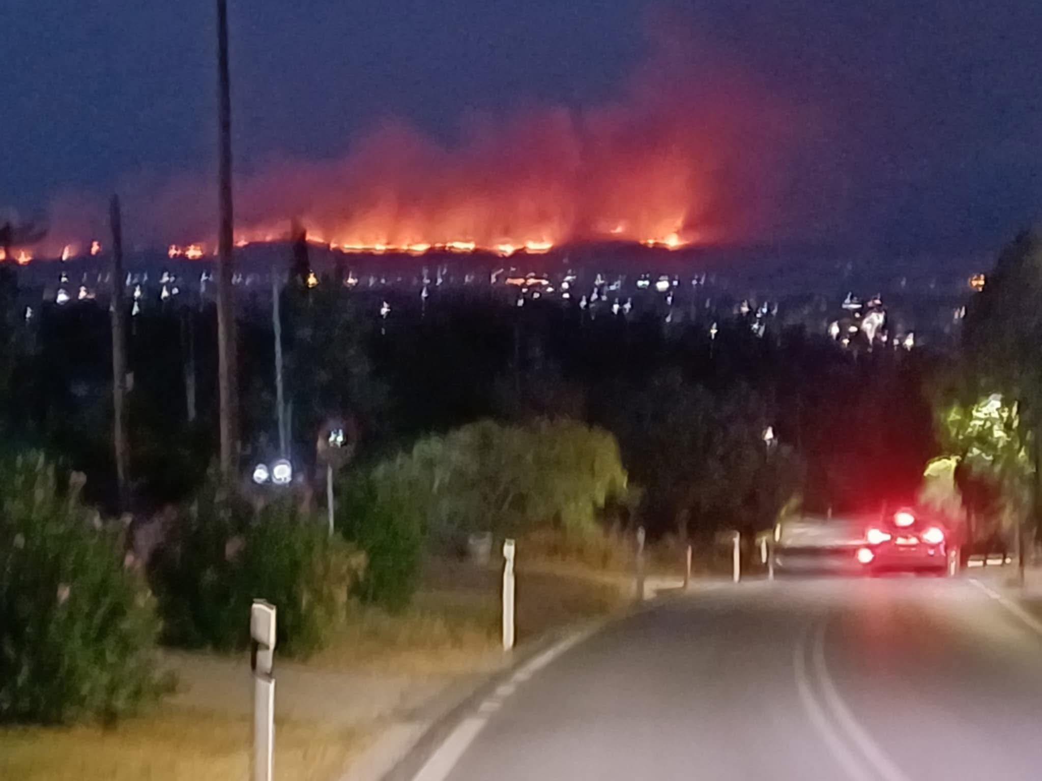 Δήμαρχος Ωραιοκάστρου: Η νύχτα θα είναι σκληρή, η φωτιά απειλεί τη γειτονιά μας