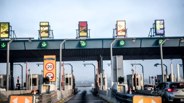 «Μπλόκα» σε σύνορα και διόδια για παράνομο εμπόριο – Ζωντανή παρακολούθηση φορτηγών και κοντέινερ