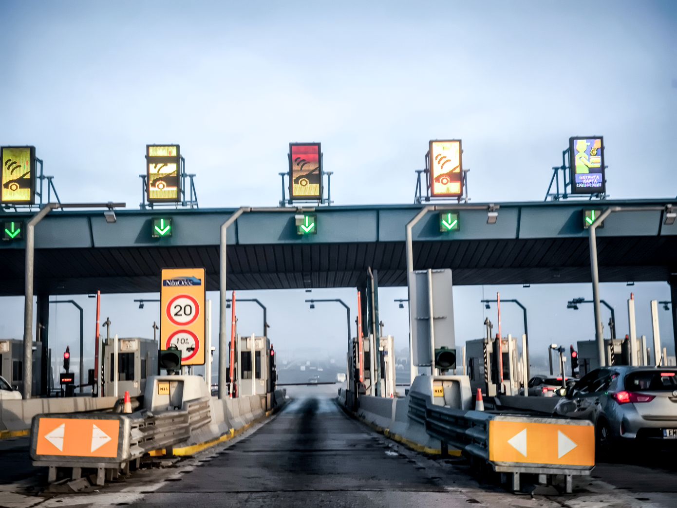 «Μπλόκα» σε σύνορα και διόδια για παράνομο εμπόριο – Ζωντανή παρακολούθηση φορτηγών και κοντέινερ