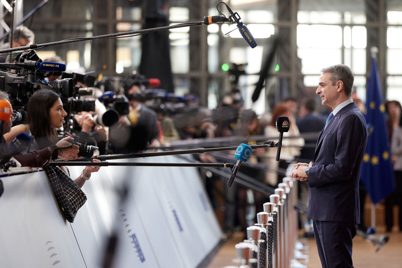 Μεταναστευτικό και δασμοί ανησυχούν την κυβέρνηση – Πώς θα προστατευτούν σύνορα και οικονομία