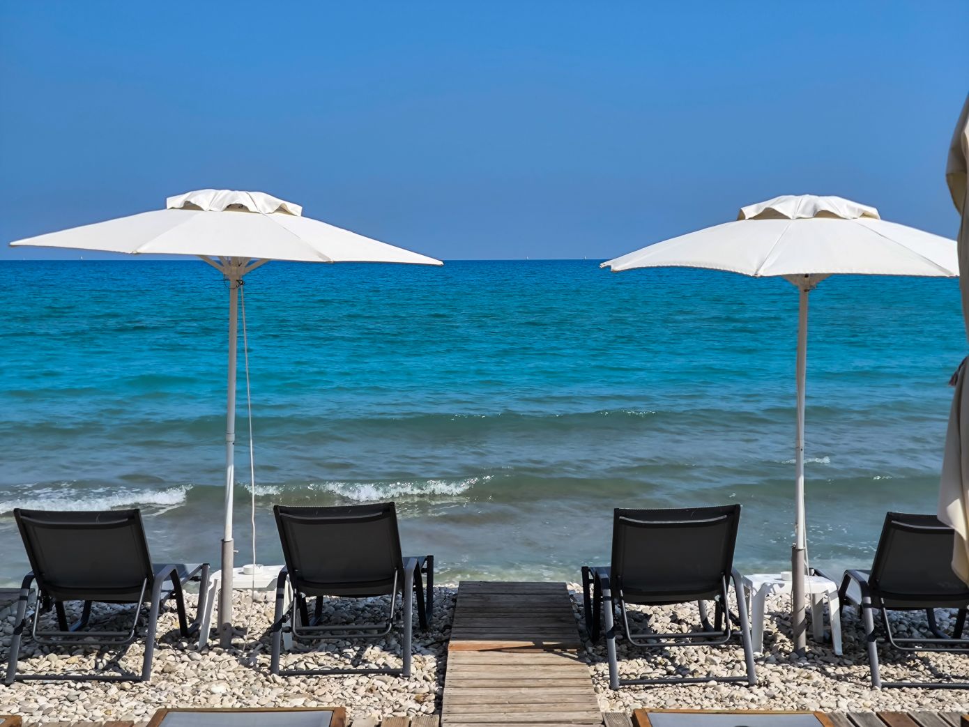 Απομακρύνουν ομπρέλες και ξαπλώστρες από τις παραλίες – Επιχείρηση στη Γερακινή Χαλκιδικής