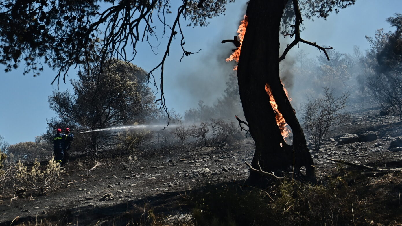 Υπό έλεγχο η φωτιά στο Κορωπί – Σε επιφυλακή για την αντιμετώπιση νέων εστιών η πυροσβεστική