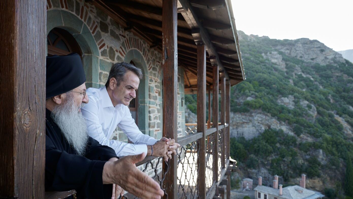 Ο Μητσοτάκης στο Άγιο Όρος: Συγκινητικό τρισάγιο για τους γονείς του και τον Παύλο Μπακογιάννη στη Μονή Σίμωνος Πέτρας