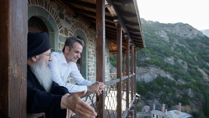 Ο Μητσοτάκης στο Άγιο Όρος: Συγκινητικό τρισάγιο για τους γονείς του και τον Παύλο Μπακογιάννη στη Μονή Σίμωνος Πέτρας