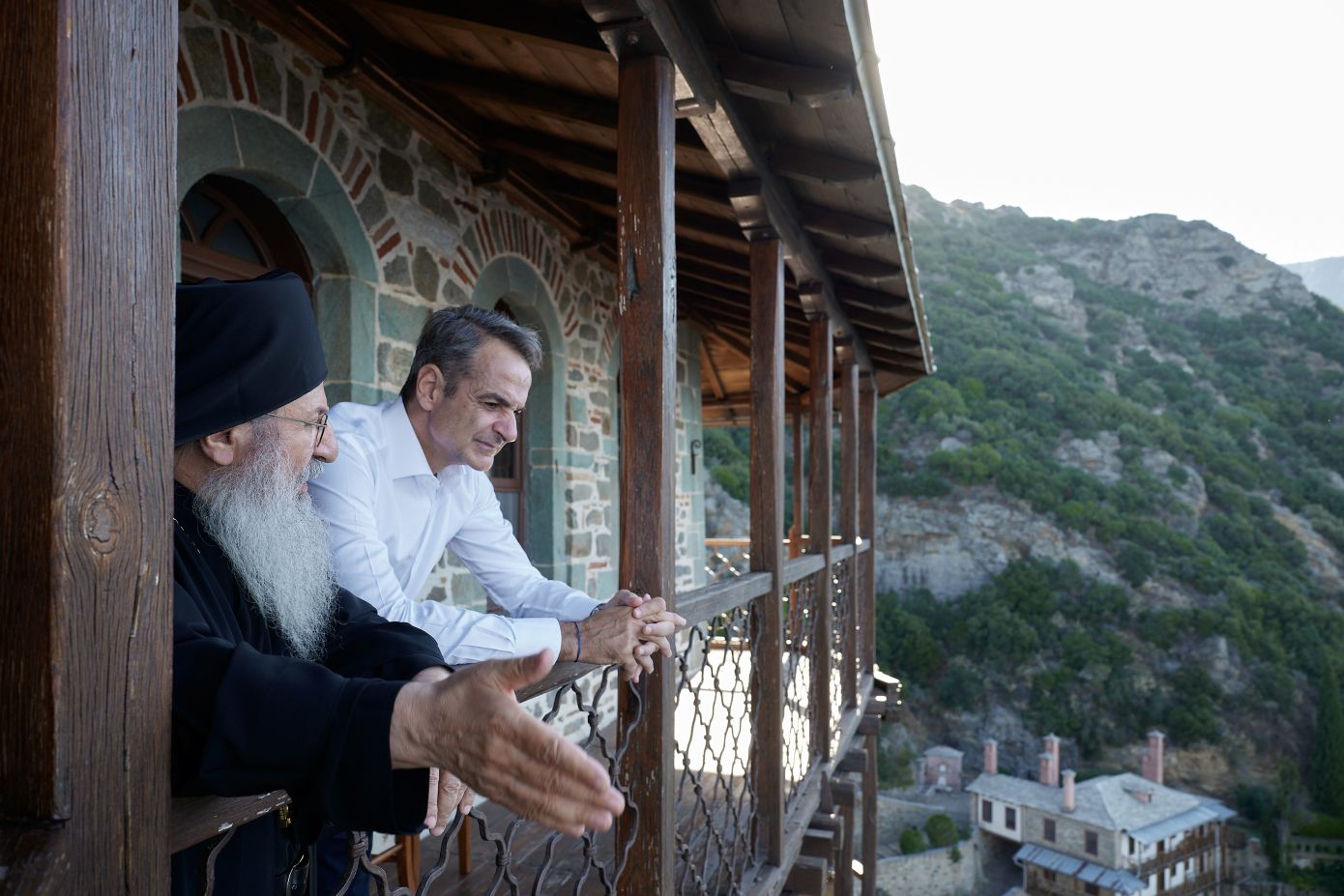 Ο Μητσοτάκης στο Άγιο Όρος: Συγκινητικό τρισάγιο για τους γονείς του και τον Παύλο Μπακογιάννη στη Μονή Σίμωνος Πέτρας