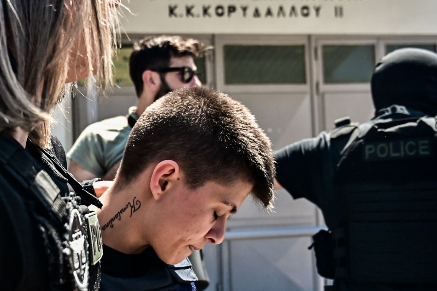 Η στιγμή που η Ειρήνη Μουρτζούκου περνά την πύλη των φυλακών Κορυδαλλού – Δείτε το βίντεο