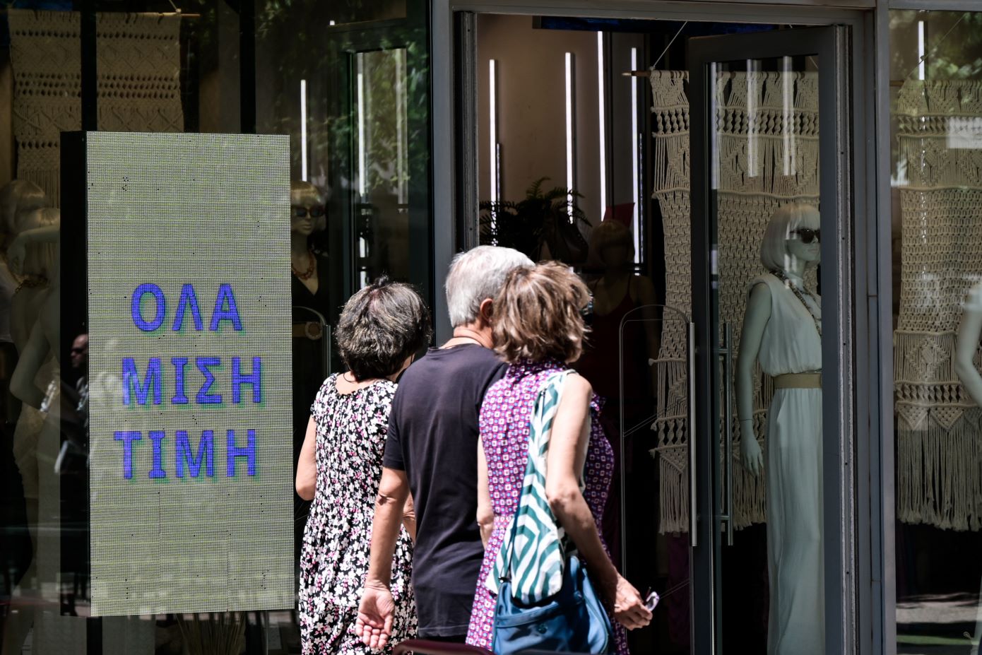 Αύριο, Κυριακή, ανοικτά τα καταστήματα – Ιδανική ευκαιρία για κερδοφόρες αγορές στις θερινές εκπτώσεις