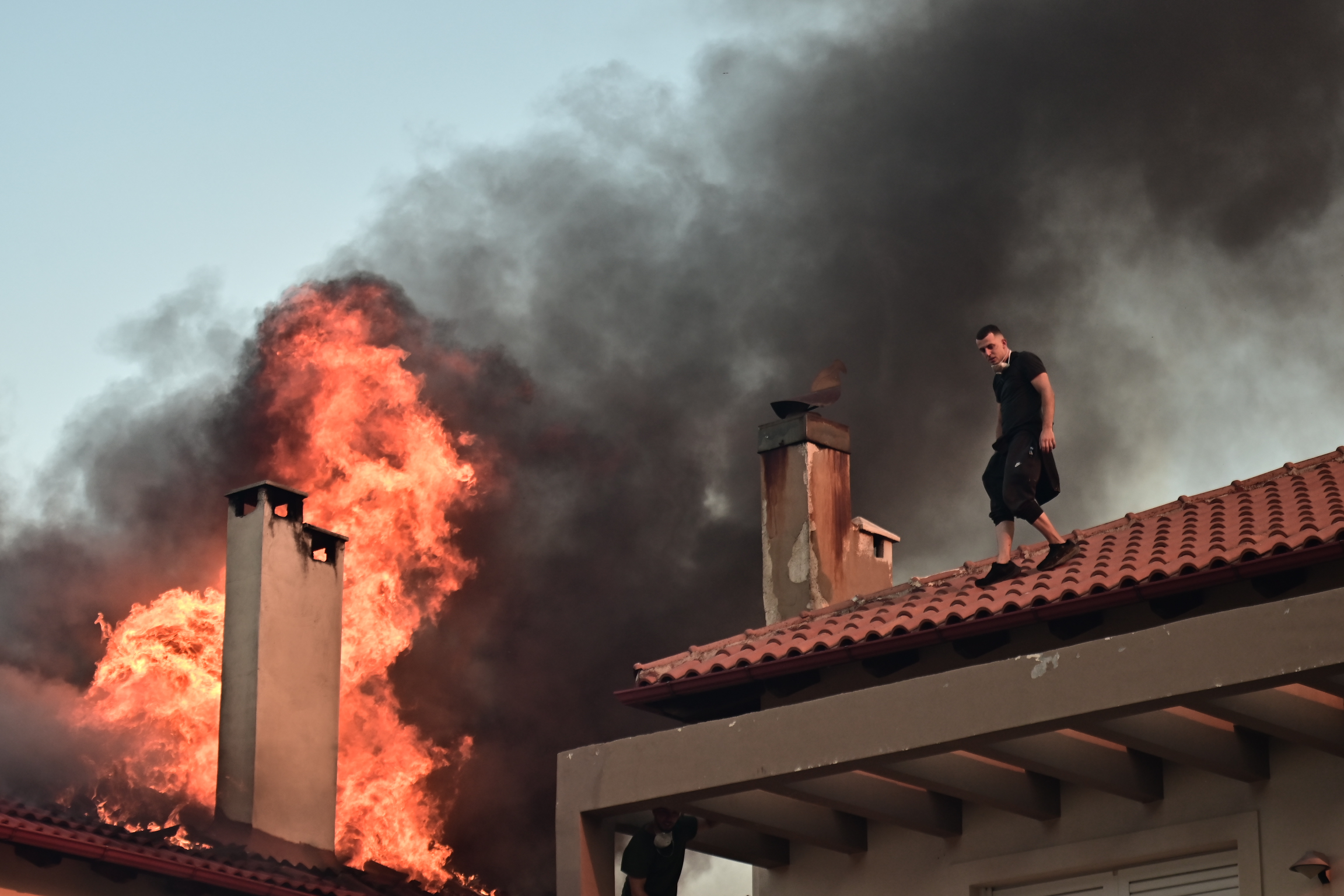 Πέντε άτομα στο νοσοκομείο εξαιτίας φωτιάς στην Αττική
