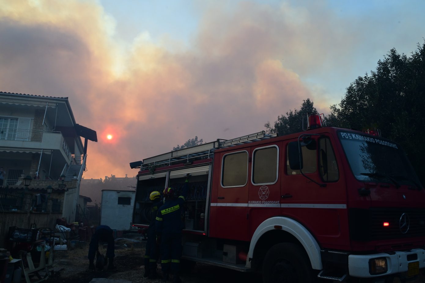 Η κυβέρνηση αιτείται ευρωπαϊκή στήριξη για τις εκτεταμένες πυρκαγιές σε Αττική, Εύβοια, Μεσσηνία και Κύθηρα