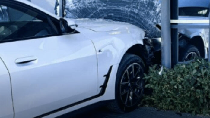 Όχημα «εισέβαλε» σε τζαμαρία σούπερ μάρκετ στην Πάτρα