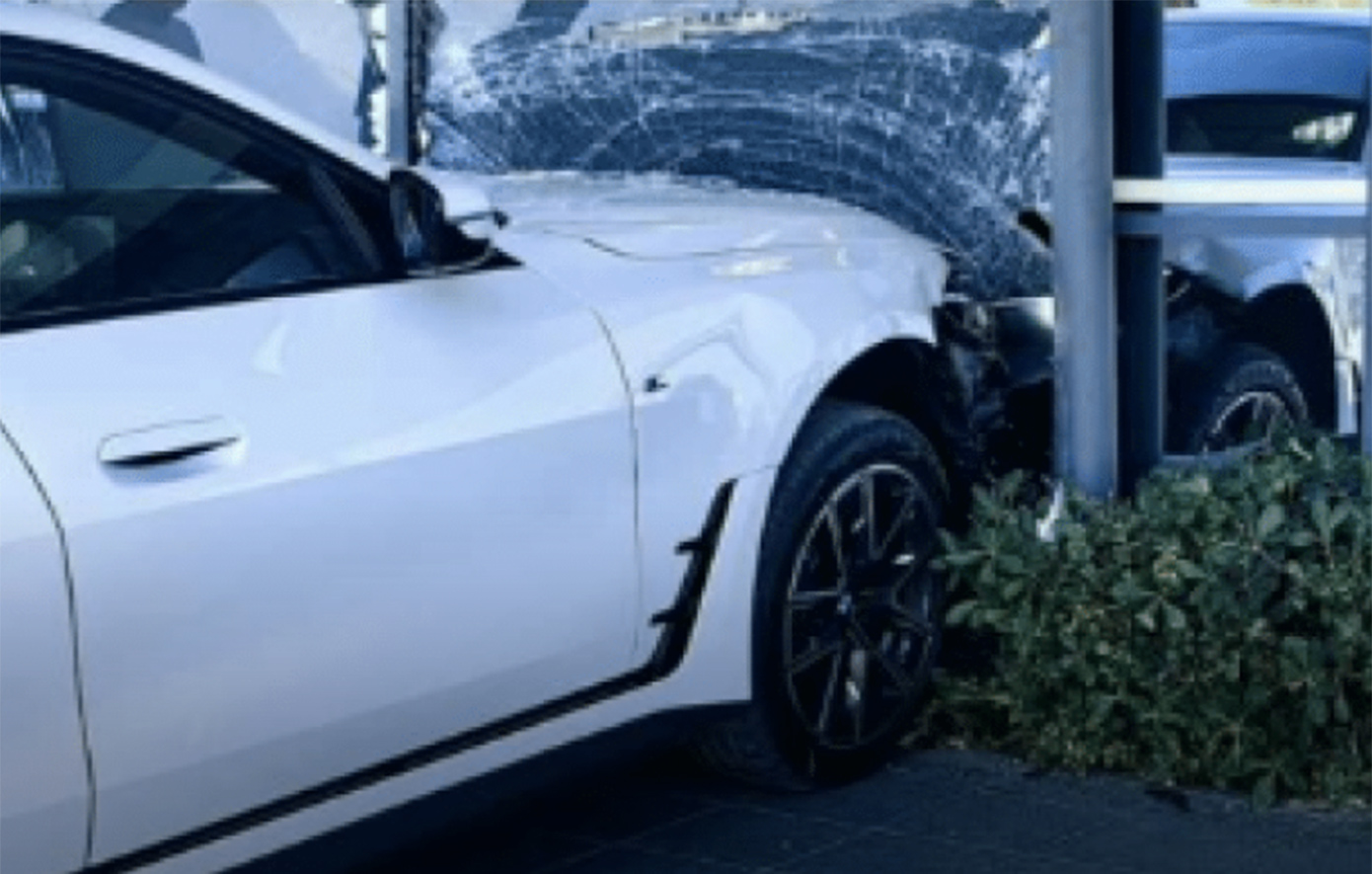 Όχημα «εισέβαλε» σε τζαμαρία σούπερ μάρκετ στην Πάτρα